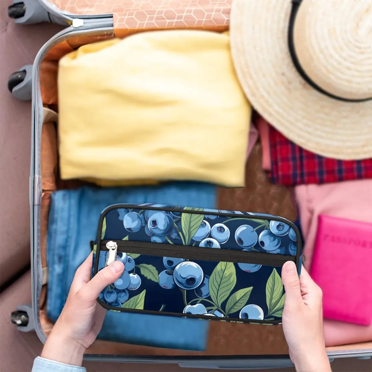 Travel Toiletry Bag for Women Men Fruit Blueberries Print Hanging Cosmetic Bag Waterproof Makeup Bag for Shaving Makeup Toothbrush & Travel Essentials