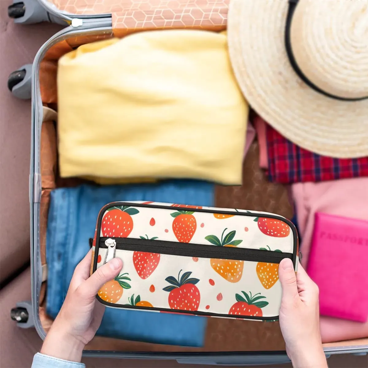 Travel Toiletry Bag for Women Men Fruit Strawberries Print Hanging Cosmetic Bag Waterproof Makeup Bag for Shaving Makeup Toothbrush & Travel Essentials